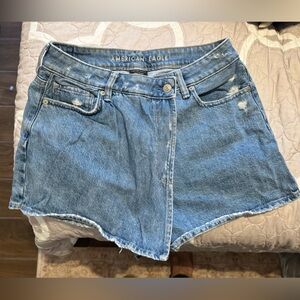 American Eagle Outfitters Light Blue Distressed High-Rise Mom Skort